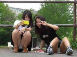 男のエロ目線に気づかずしゃがみこむ女の子たち…パンツまる見えの股間がセクシーなハプニングエロ画像の画像