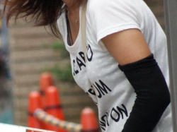 貧乳女子の涙ぐましい乳アピール！？斜めがけしたかばんの紐でおっぱい強調するパイスラエロ画像の画像