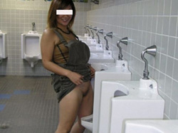 スケベな女達の間で密かなブーム！？男のようにおしっこする痴女たちの立ち小便エロ画像の画像