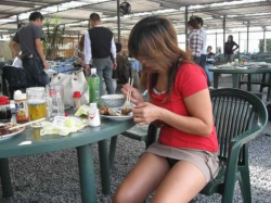 誰もが興奮する素人女性のハプニング…もはや痴女レベルのミニスカ！？パンツまる見え街撮りエロ画像の画像