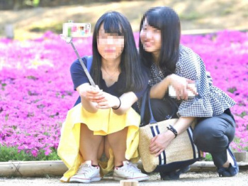 パンツが見えちゃってる女の子のもっこり股間がエロ過ぎる…素人女性がやらかしたハプニングエロ画像の画像