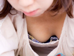 凄くセクシーだなって思える素人さんのおっぱい！無防備な胸元から溢れるフェロモンに釣られてしまう谷間エロ画像の画像