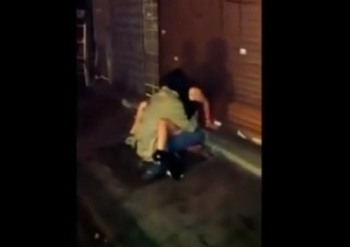 【閲覧注意】SNS大炎上！酔いつぶれた女性をレイプするホームレスを隠し撮りした動画がアップされるの画像