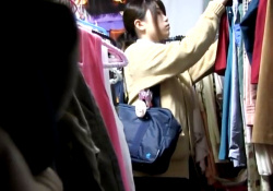 某古着屋店長の盗撮コレクション動画が流出 試着室の巨乳JKちゃんの画像