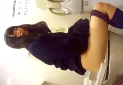 【ガチトイレ盗撮】「ｼﾞｮﾎﾞﾎﾞﾎﾞ#8230;」おしっこを垂れ流した股間を念入りに拭きとる綺麗好きJKちゃんの画像