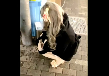 【素人流出】繁華街の酔っ払いギャル、路上で野ションしている様子をTwitterにアップされてしまうｗｗｗの画像