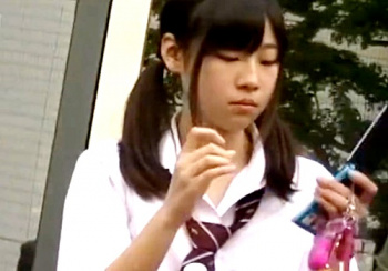 伝説の盗撮動画サイトでプレミアム配信されたツインテJKの座りパンチラ映像、流出するｗｗｗの画像