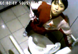 【ガチ】誰もが知っている超有名コンビニ店員のトイレ盗撮動画が流出。しかも最後はカメラ目線の画像