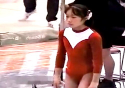 新体操大会でレオタ―ド姿の愛娘(JC)を撮影した母親、うっかり動画を流出させて変態にオカズを提供してしまうｗｗの画像