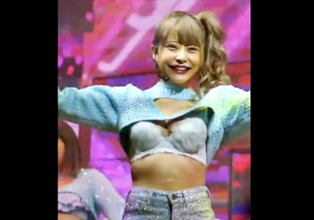 丈が短いシャツからブラモロ状態のドスケベアイドルライブがこちらｗｗｗｗｗの画像