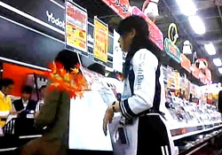 ヨ○バシカ○ラの携帯コーナーで働くコンパニオン兼店員さんのチェック柄ぱんつ・・（盗撮動画）の画像