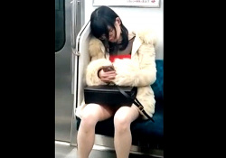 【動画】電車で病んでる系メガネ女子、パンチラ盗撮に気付くも抵抗なしｗｗｗｗｗｗｗｗｗｗの画像