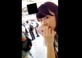 【盗撮動画】隙あらば声掛けまでしてパンチラ撮影！複数のお姉さんをめくり撮りしてきた有名撮り師のヤバいやつ！の画像