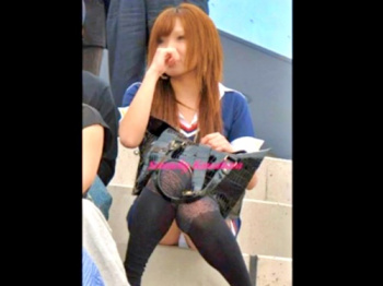 可愛い素人娘たちの無防備すぎる”座り＆しゃがみパンチラ”の瞬間を動画にまとめてみたｗｗｗの画像