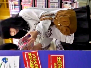 古本屋で立ち読み中の地味顔JCちゃん、英字プリントぱんつを逆さ＆手撮りで盗撮されまくるｗｗｗの画像