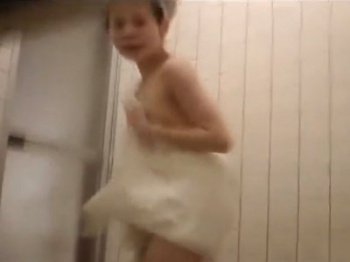 【閲覧注意】異変に気付く→カメラを凝視→絶叫する民家風呂盗撮バレ動画が衝撃レベルのヤバさ・・・の画像