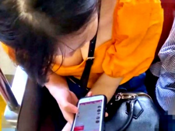 胸元がざっくり開いたシャツ着たJDちゃん、早速電車で胸チラ盗撮の餌食になる（動画あり）の画像