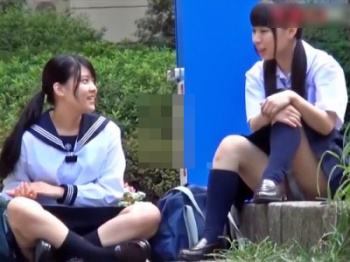 道端に座り込んでる2人組JK（上玉）のがっつりパンチラ盗撮に成功したから見てくれｗｗｗの画像
