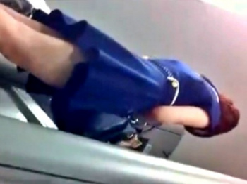 ※顔出し 銀行ATMにお金を下ろしに来た勤務中の美人OL、パンチラ盗撮のターゲットにされてしまうの画像