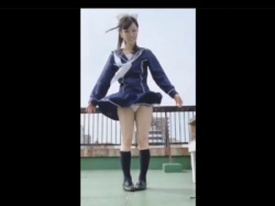 【動画】美少女JKちゃん、強風自撮りでパンチラしてしまい恥ずかしがるｗｗｗの画像