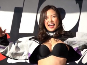 某イベントの巨乳キャンギャルダンス、スローで確認したら乳揺れしまくりだったｗｗｗ（動画あり）の画像