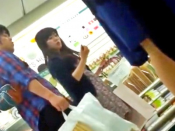東急ハ○ズでデート中のJDちゃん、しゃがみパンチラをがっつりと盗撮されてしまう被害（動画あり）の画像