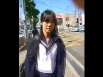 登下校中の制服JKちゃん達のスカートをめくりまくるこのパンチラ盗撮動画、犯罪臭がヤバい（動画あり）の画像