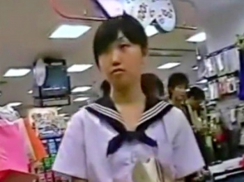 こういう生意気そうな顔のJKがパンチラ盗撮されてる事実に興奮するやつｗｗｗ（他多数）の画像