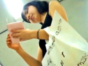 いい匂いがしそうな清楚系美女のしゃがみパンチラを棚越し盗撮（長時間＆複数名収録）の画像