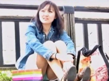 【盗撮動画】大人っぽくしててもパンツはまだまだお子様な素人ギャルたちの座りパンチラ15分08秒ｗｗｗの画像