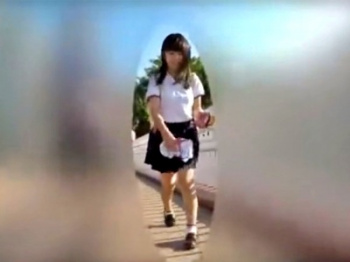 【盗撮動画】140cm台の超小柄なJKが意外にもこんなエロいパンティを穿いているという事実ｗｗｗの画像