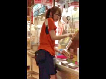 【盗撮動画】ゲーセンの女性店員他複数の素人娘に”盗撮バレ”しまくるヤバ目の撮り師が発見されるの画像