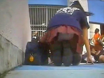 【盗撮動画】風が吹けばスカートめくれる。制服JKの1時間パンチラ映像、ずっと見てられると話題ｗｗｗの画像