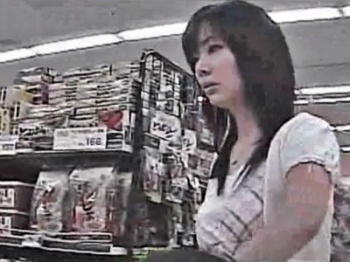 子連れなのにスケベなパンティ穿いて買い物中の超絶美人ママの逆さ撮りパンチラ（動画あり）の画像