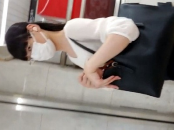 【恐怖】駅のエスカでめくり撮りするパンチラ撮り師、怪しんだOLにがっつり睨まれてしまう・・・の画像