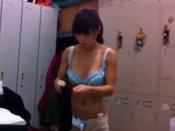スーツ→私服に着替えるOLちゃん、職場の更衣室での着替えの一部始終をネットに晒される。水色のパンブラ丸見えｗｗの画像