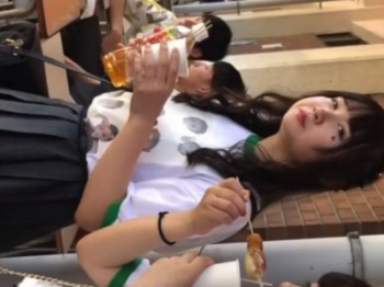 【盗撮動画】粘着撮り師に狙われた美少女JKちゃん、SNSの顔画像付きでパンチラを晒される・・・の画像