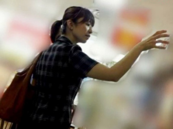 【盗撮動画】お仕事中の清楚な制服店員ちゃんのスト越しパンチラ。スロー映像でじっくり観賞してくださいｗｗｗの画像
