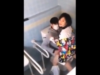 【盗撮動画】多目的トイレでセ●クスしてる学生カップルの隠し撮りに成功したから晒すｗｗｗｗの画像