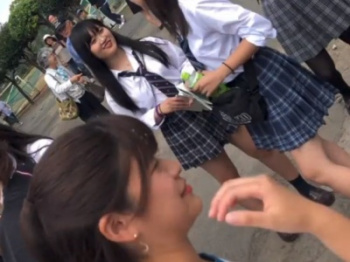 【盗撮動画】文化祭中に撮影された制服JKパンチラ（7分超）、臨場感が半端ではないｗｗｗｗの画像