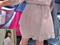 【盗撮動画】薄手のスカートで透けパンしまくりな清楚系JDちゃん、発見されてしまうｗｗの画像