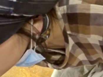【胸チラ盗撮】店内でしゃがんだギャルの乳首を狙う胸チラ専門撮り師の功績がこちらｗｗｗの画像