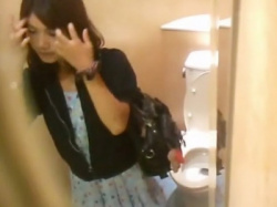 【盗撮動画】多数の美女が利用する店内のトイレに隠しカメラ仕込んだ結果・・・の画像