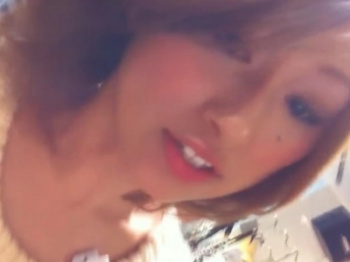 【盗撮動画】長時間接客を強要されてるギャル系店員ちゃんの胸チラ＆パンチラの画像