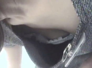 【胸チラ盗撮】顔も名札も乳首も丸見えのショップ店員胸チラ映像。複数人収録すぺしゃるの画像