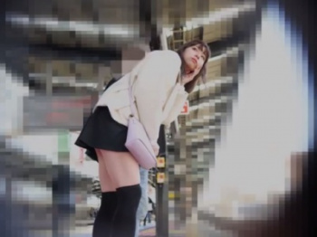 【盗撮動画】電車でお出かけ中のにーはい娘ちゃん、逆さに対面で純白パンティを完全攻略されるの画像
