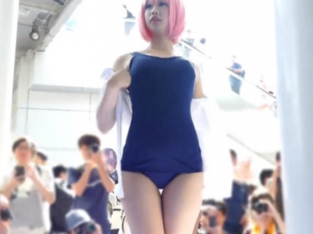 【動画あり】スク水姿のドスケベレイヤーさん、超高画質カメラで撮られてしまうの画像