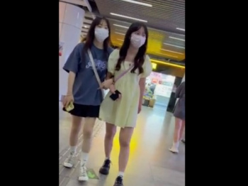 【盗撮動画】ひょっとして付き合ってる？腕組みデート中私服JKカップルが逆さ撮りの餌食にｗｗｗの画像