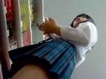 【盗撮動画】激ミニスカートで男を誘惑する青チェ制服美少女JKを逆さ撮りでお仕置き！なおガチでシコい模様ｗｗｗの画像