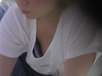 【盗撮動画】若いギャルママたちの胸チラ隠し撮りSPECIAL！小さな子連れなのにエッチすぎるだろｗｗの画像